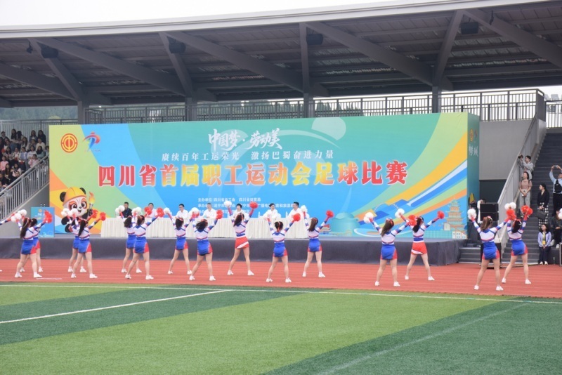 随着裁判一, 绿茵场中央, 开战幕